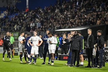 Los jugadores del Ajax desolados mientras las asistencias médicas atienden a Etiene Vaessen, portero del RKC Waalwijk.