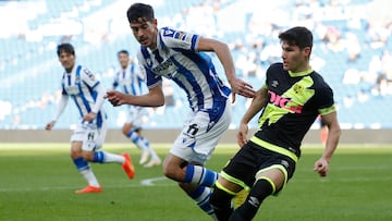 SAN SEBASTIÁN, 10/12/2022.- El jugador de la Real Sociedad, Carlos Fernández, y Oscar Trejo, del Rayo Vallecano, durante el partido de fútbol amistoso que han disputado este sábado en el Reale Arena de San Sebastián. EFE/ Javier Etxezarreta