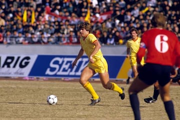It was all yellow: Jan Molby on the ball against Independiente.