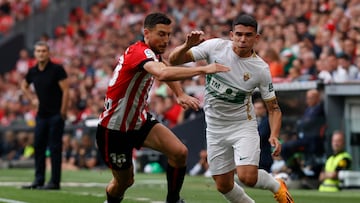 BILBAO, 28/05/2023.- El defensa del Athletic Club, Óscar De Marcos (i), y el defensa del Elche, Lautaro Blanco, durante el encuentro correspondiente a la jornada 37 de Primera División disputado hoy domingo en el estadio de San Mamés, en Bilbao. EFE/Miguel Toña.
