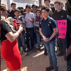 Alumno se le declara a su maestra previo al 14 de febrero y esta lo batea frente a una multitud