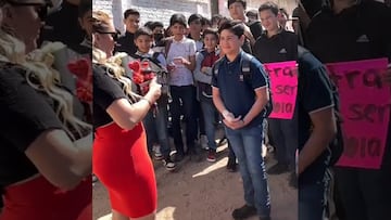 Alumno se le declara a su maestra previo al 14 de febrero y esta lo batea frente a una multitud
