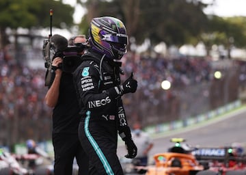 Lewis Hamilton celebra la quinta posición en la clasificación. 