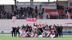 La plantilla de la UD San Sebasti&aacute;n de los Reyes celebra su clasificaci&oacute;n matem&aacute;tica para la Primera Divisi&oacute;n RFEF y para la Fase de Ascenso a Segunda, tras su triunfo (1-0) frente al Getafe CF &quot;B&quot;, en partido corresp