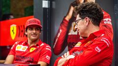 Mattia Binotto, jefe de equipo de Ferrari, habla con Carlos Sainz durante la pasada temporada de Fórmula 1.