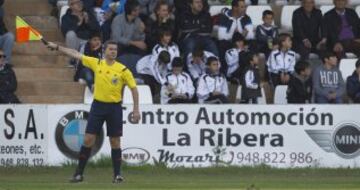 En el Ciudad de Tudela estaba Eusebio Sáez García, que arbitró en Segunda División en la 2006-07 y ahora está en Primera Regional. Se cambió rápida mente y en el 68 se pudo reanudar el encuentro. 