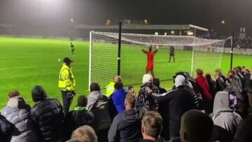 Sucedió a la vez que el Panenka de Messi, pero este es más viral: ojo al de seguridad