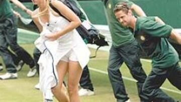 <b>OJOS EN EL PREMIO. </b>Parón por lluvia: Maria Sharapova se concentra. Y todos los ojos se concentran en ella.