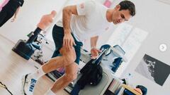 El tenista suizo Roger Federer realiza ejercicios de rehabilitaci&oacute;n tras su operaci&oacute;n de rodilla en la fase final de su recuperaci&oacute;n.