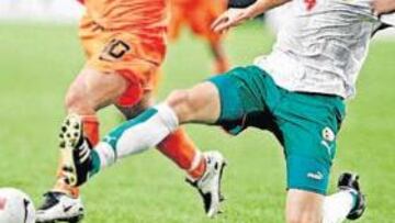 <b>MOTOR. </b>Sneijder supera al búlgaro Tunchev, el pasado sábado en el partido que Holanda ganó (2-0) en Amsterdam.