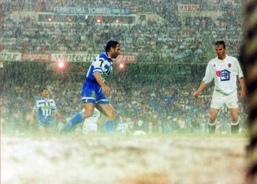 El protagonismo de la final de Copa de 1995 no fue ni para el Depor ni para el Valencia. La tremenda granizada acompañada de lluvia que cayó sobre el Bernabéu el 24 de junio acaparó todas las miradas e hizo que se aplazara el encuentro. Las imágenes de jugadores y árbitros corriendo hacia los vestuarios hablan por sí solas. El partido comenzó sin una gota hasta que a los 79 minutos se tuvo que dejar de jugar. En ese tiempo el marcador reflejaba un 1-1 con tantos de Manjarín y Mijatovic. Tres días más tarde, el 27 de junio, la final se reanudó para jugar los 11 minutos restantes, aunque estuvo cerca de no jugarse. Los jugadores del Depor estaban disconformes con las entradas que les habían dado a sus familiares y se negaban a jugar. Consideraban que el asiento asignado no era acorde al equipo que disputaba esa final. Tal fue su cabreo que de no tener mejores entradas no jugarían. Lendoiro, que entonces presidía el Depor, tuvo que hacer de intermediario con la Federación y frenar así el plante de los jugadores. Al final saltaron al césped y Alfredo Santaelena puso el 2-1 para los de A Coruña tras superar por alto a Zubizarreta. Mendieta acabó expulsado y el Depor se llevó un título pasado por agua. 