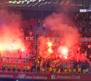 Los ultras la liaron en la grada de San Mamés con bengalas