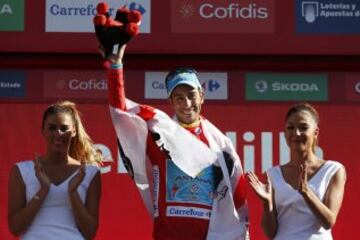 El ciclista italiano del equipo Astana, Fabio Aru,en el podio, nuevo maillot rojo y vencedor virtual de la Vuelta Ciclista a España,al final de la vigesimo etapa, con comienzo en la localidad de San Lorenzo del Escorial y término en la de Cerdedilla, con un recorrido de 175,8 kilómetros.