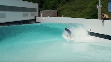 Artiz Aranburu se sube a la tabla para surfear las olas artificiales de Wavegarden