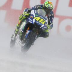 Box Yamaha: cerrado a cal y canto justo debajo del podio