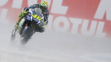 Valentino Rossi se fue al suelo cuando lideraba en Assen.