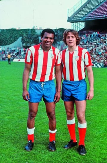 El moreno y el rubio maravillaban y los viejos aficionados rememoraban con ellos la pareja formada por Ben Barek y Carlsson, moreno y rubio de los cincuenta.