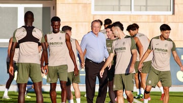Los futbolistas del Villarreal, junto a Fernando Roig.