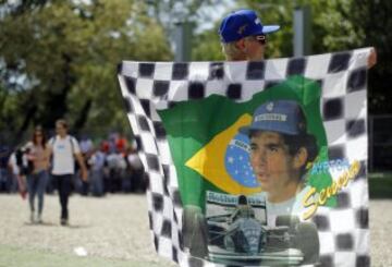 Aficionados sostienen banderas de Brasil en honor al piloto brasileño Ayrton Senna en el circuito italiano "Enzo e Dino Ferrari" de Imola, Italia, jueves 1 de mayo de 2014. Imola, el circuito donde Senna perdió la vida hace veinte años, fue hoy el escenario de un homenaje al laureado corredor carioca que contó con la presencia de cientos de aficionados y de deportistas como el español Fernando Alonso o el motociclista italiano Valentino Rossi. 