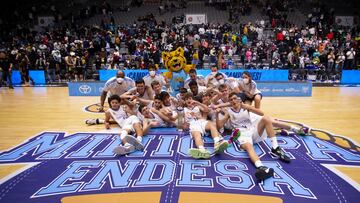 Los jugadores infantiles del Real Madrid celebran el título de la Minicopa.