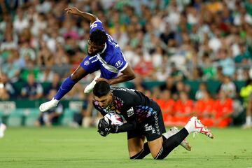 Rui Suilva llega antes que Thomas Lemar en un balón dividido y lo atrapa. El guardameta del Betis se lleva un golpe en esta acción sin consecuencias.