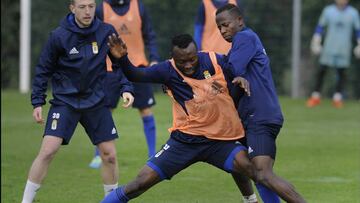 Owusu, entrenando con el Real Oviedo.