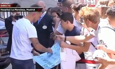 Hazard arrives in Madrid, passes his medical