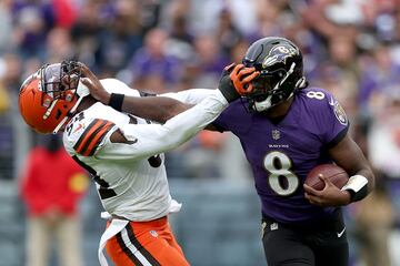 Los Cleveland Browns, perdiendo por 20 a 23, recuperaron un balón a falta de poco más de tres minutos para el final del partido que les enfrentaba en Baltimore a los Ravens. Sin embargo, fueron incapaces de anotar y perdieron el duelo divisional. En la foto, es Lamar Jackson el que empuja a Deion Jones con un stiff arm.