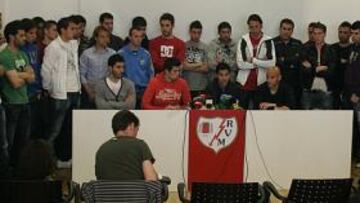 <b>EXPECTACIÓN. </b>Los capitanes, flanqueados por la plantilla y el cuerpo técnico, ante los medios ayer.