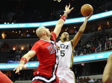 Rodney Hood y Marcin Gortat.