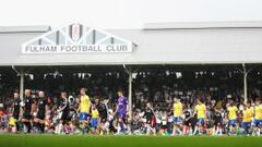 El Arsenal, con Cazorla como titular, se llev&oacute; la victoria en casa del Fulham gracias a los tantos de Podolski (2) y Giroud. En la foto, los equipos saltan al c&eacute;sped de Craven Cottage antes del inicio del encuentro.