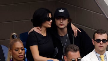 Tras confirmar su romance después de ser vistos juntos en público,Kylie Jenner presume a Timothée Chalamet en fondo de pantalla de su celular.