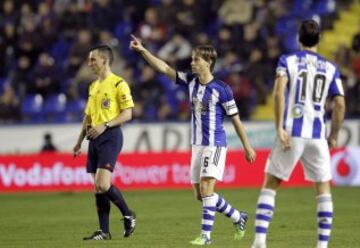 El centrocampista de la Real Sociedad Sergio Canales (c) celebra el gol que ha marcado ante el Levante, durante el partido correspondiente a decimosexta jornada de Liga disputado esta tarde en el estadio Ciutat de València.