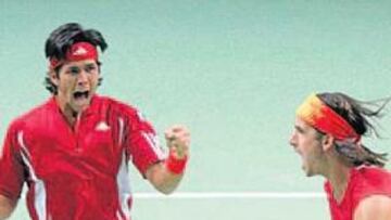 <b>EXULTANTES. </b>Fernando Verdasco y Feliciano López celebran su apuradísimo triunfo sobre el doble suizo.