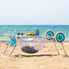 Así es el carro portasillas de playa que se convierte en mesa
