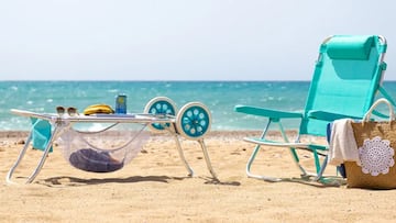 El carro portasillas de playa de LOLAhome es plegable y muy fácil de llevar.