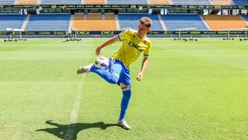 13/09/23 CADIZ CF PRESENTACION DE ROBERT NAVARRO