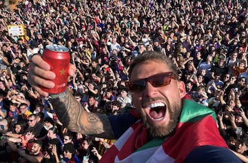 I?igo Martnez, el defensa cul se hace un selfie con todos los aficionados de fondo.
