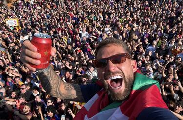 Iñigo Martínez, el defensa culé se hace un selfie con todos los aficionados de fondo.