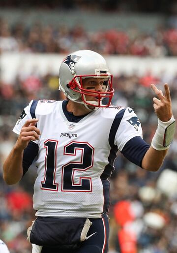 MEXICO CITY, MEXICO - NOVEMBER 19: Tom Brady #12 of the New England Patriots directs the offense against the Oakland Raiders during the first half at Estadio Azteca on November 19, 2017 in Mexico City, Mexico.   Buda Mendes/Getty Images/AFP
== FOR NEWSPAPERS, INTERNET, TELCOS & TELEVISION USE ONLY ==