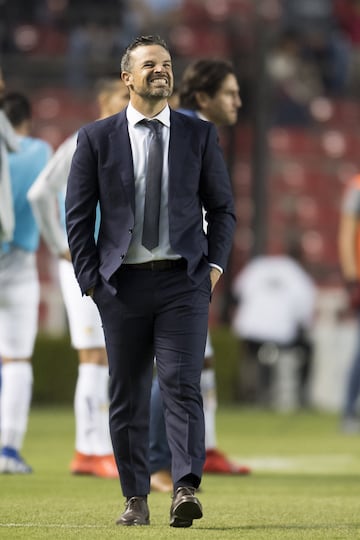 Tras la derrota de los Gallos Blancos ante Pumas, este lunes Rafael Puente del Río podría dejar la dirección técnica del club. De ser así, sería el cuarto técnico cesado en lo que va del torneo, Pako Ayestarán, David Patiño y Enrique Meza corrieron con la misma suerte.