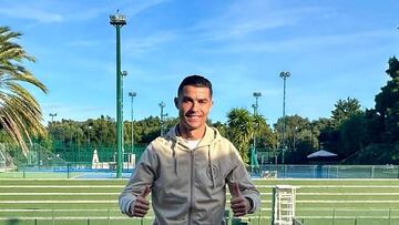 El futbolista Cristiano Ronaldo posa sobre las pistas del Lisboa Racket Centre.