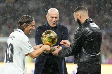 Benzema y Courtois se ba?an en oro