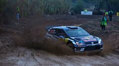 Sebastien Ogier, durante el tramo de shakedown en Salou en el Rally de Espa&ntilde;a.