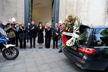 El coche fúnebre llega con los restos mortales de Concha Velasco llegando  a la catedral  de Valladolid.