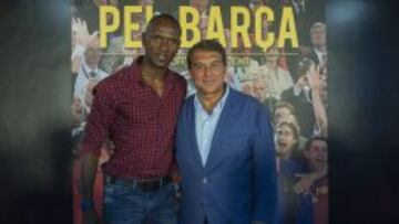 Abidal y Laporta, durante la presentaci&oacute;n.