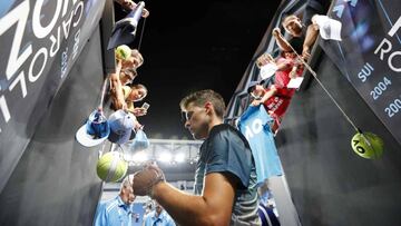 Dominic Thiem firma aut&oacute;grafos tras superar la primera ronda del Open de Australia.