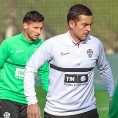 El Elche vuela esta tarde a Barcelona pendiente de Johan Mojica