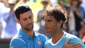 Djokovic y Nadal se saludan tras la semifinales de Indian Wells.