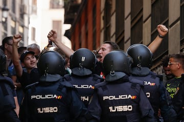 Agentes de policía escoltan a los seguidores del Feyenoord desde la Plaza Mayor de Madrid hasta los alrededores del Metropolitano.